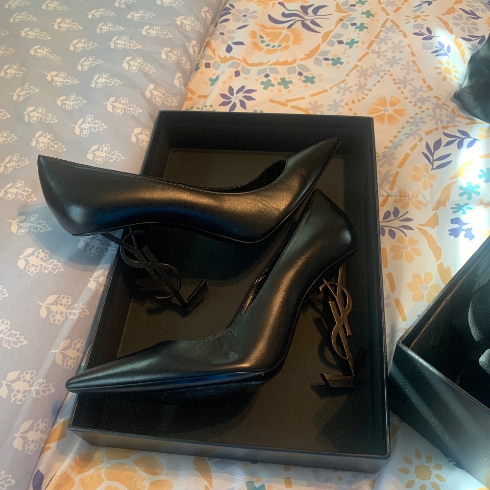 OPYUM PUMPS IN PATENT LEATHER like NEW